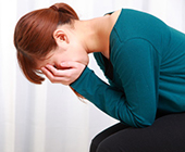 家族を交通事故で亡くして悲しんでいる女性